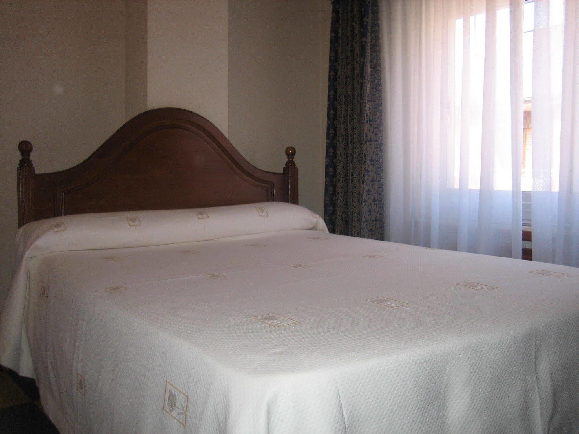 Hostal Restaurante La Trucha ベナベンテ エクステリア 写真